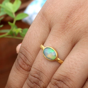 Anillo de oro con ópalo etíope - Anillo apilable de talla rosa martillada