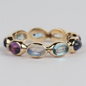 Aliança da Eternidade com Várias Pedras Preciosas: Água-marinha, Pedra da Lua, Ametista, Iolita