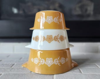 1972 Ensemble de 3 casseroles rondes Cendrillon papillon en pyrex doré # 480-4