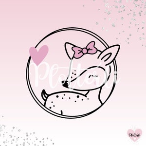 Könnte beinhalten: Eine Schwarzweißillustration eines niedlichen Rehs mit rosa Flecken und einer rosa Schleife. Das Reh befindet sich in einem Kreis mit einem rosa Herzen links.