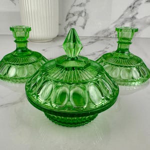 Juego de tocador vintage de vidrio verde vaselina con candelabros y bote para joyas estilo art déco.
