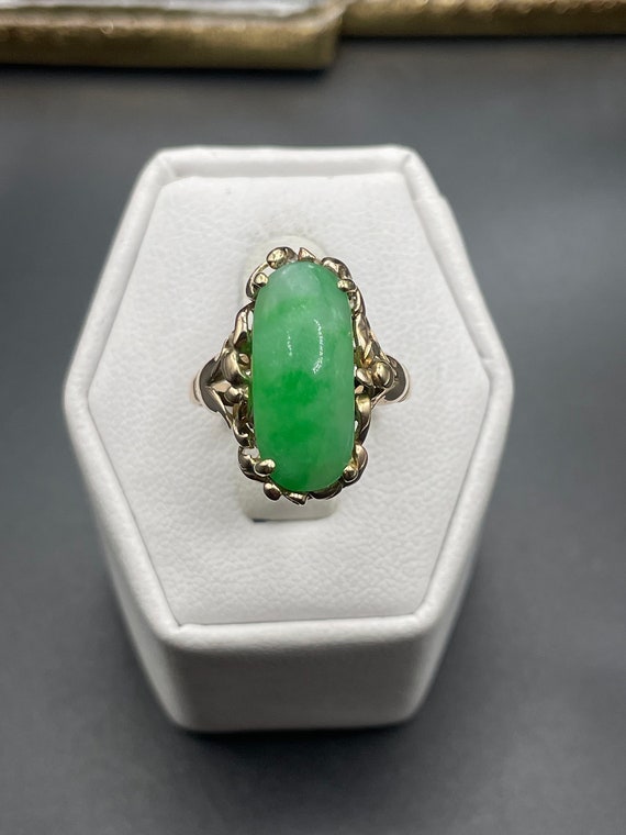 Antique jade floral design ring 18 karat yellow go