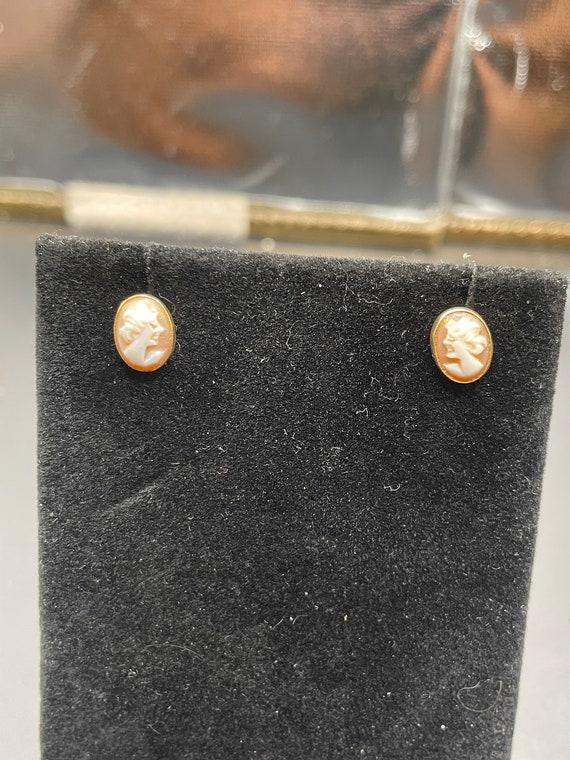 Antique Victorian cameo shell earrings 14 karat ye