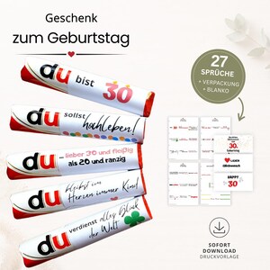 Könnte beinhalten: Eine Sammlung weiß-roter Schokoriegel mit Geburtstagsbotschaften, darunter "du bist 30" und "Happy 30". Das Bild zeigt auch eine Reihe von druckbaren Karten mit Geburtstagswünschen und ein Download-Symbol.