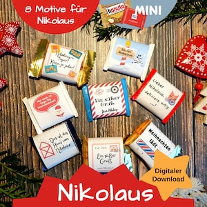 Könnte beinhalten: Acht kleine rechteckige Schokoladenverpackungen mit verschiedenen weihnachtlichen Motiven und deutschem Text, darunter Phrasen wie 'Ein süßer Gruß' und 'Nikolaus-Figur', arrangiert mit Stoffsternen und einem hölzernen Baumschmuck.