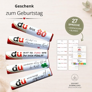 Pu&ograve; includere: Immagine di barrette di caramelle avvolte in bianco e rosso con testo in tedesco, tra cui "Geschenk zum Geburtstag" e frasi come "du bist 80." L'immagine mostra anche piccole carte con auguri di compleanno e un'icona di download.