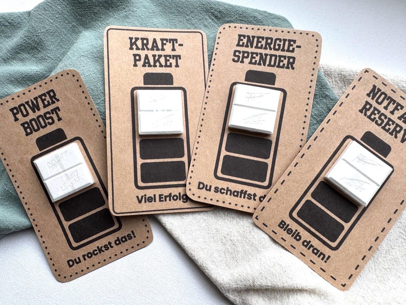 Digitale PDF-Druckvorlage mit 4 Motivkarten im Batterie-Design, Sprüche wie „Energiespender“ und „Power Boost“, zum Befestigen von Dextro-Energy-Täfelchen, Geschenkidee zur Motivation.