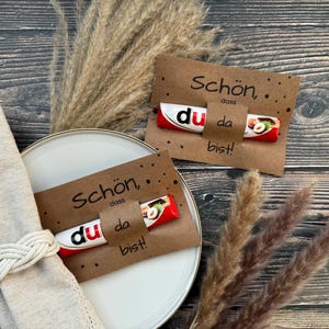 PDF-Druckvorlage mit Duplo-Banderolen ‚Schön, dass du da bist‘ – zum Ausdrucken, Basteln und Verschenken als Gastgeschenk für Hochzeit, Taufe oder Geburtstag.