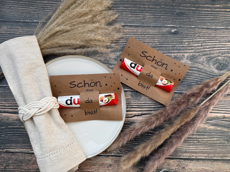 PDF-Druckvorlage mit Duplo-Banderolen ‚Schön, dass du da bist‘ – zum Ausdrucken, Basteln und Verschenken als Gastgeschenk für Hochzeit, Taufe oder Geburtstag.