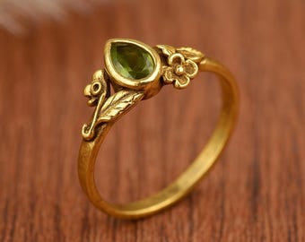 Anillo de hoja floral de latón con peridoto / Joyería bohemia natural hecha a mano / Anillo ajustable botánico / Regalo de piedra de nacimiento para ella / Anillo de jardín
