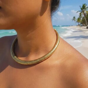 Gargantilla de latón dorado / Collar africano con flores grabadas, collar Hasli