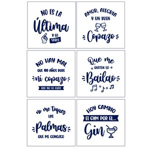 Puede incluir: Seis tarjetas cuadradas blancas con texto azul oscuro. Las tarjetas muestran frases en español como "No es la última" y "Amor, alegría y un buen copazo." Cada tarjeta tiene un diseño único con fuentes y símbolos estilizados.