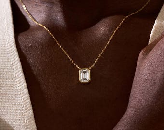 Pendentif solitaire en or rose massif 10 carats, serti d'un diamant de laboratoire taille émeraude de 1,5 carat et certifié IGI.