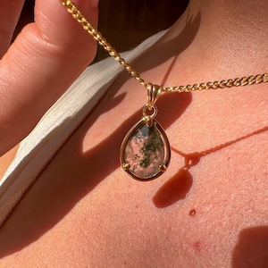 Collar de plata de ley con ágata musgosa y colgante en forma de lágrima.