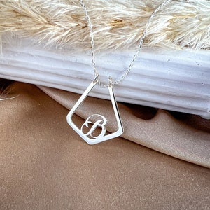 Collar con anillo de retención, colgante con inicial para portar anillos familiares, regalo de joyería para guardar anillos de médico para enfermera