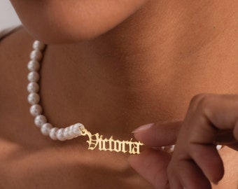 Collier de nom de perle or, collier de perles minuscules personnalisé, ancien pendentif anglais Chooker