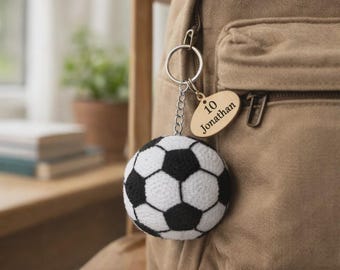Portachiavi in oro con pallone da calcio isolato su sfondo bianco Foto stock