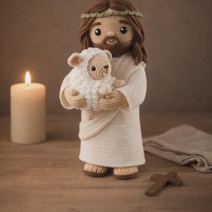 Könnte beinhalten: Eine gehäkelte Figur von Jesus, der ein Lamm hält, ein weißes Gewand und eine grüne Dornenkrone trägt. Eine brennende Kerze, ein Holzkreuz und ein gefaltetes Tuch liegen auf einer Holzoberfläche. Die Figur hat braunes Haar und einen Bart.