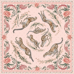 Könnte beinhalten: Ein quadratisches Tuch mit hellrosa Hintergrund und einem wiederkehrenden Muster aus springenden Geparden und grünem Blattwerk. Der Rand ist mit rosa Blumenmotiven und komplexen Paisley-Wirbeln in Rot- und Grüntönen verziert.