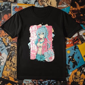 Bonita camiseta de anime con chaqueta rosa para todos los fanáticos de la animación y los cómics.