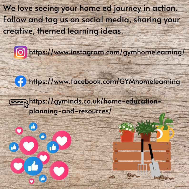 Puede incluir: Fondo de madera con texto: "Nos encanta ver tu viaje de educaci&oacute;n en casa en acci&oacute;n. S&iacute;guenos y etiqu&eacute;tanos en las redes sociales, compartiendo tus ideas de aprendizaje creativas y tem&aacute;ticas". Se incluyen iconos y enlaces de redes sociales. Una caja de madera contiene plantas en macetas y herramientas de jardiner&iacute;a.