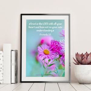 Biglietto di dichiarazione ispiratrice / Fiori margherita rosa vivido e sfondo acqua con citazione / Proverbi 3-5 stampe fotografiche personalizzate fino a 9x6 pollici
