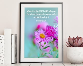 Karta z inspirującą deklaracją | Żywe różowe stokrotki i turkusowe tło z cytatem | Księga Przysłów 3-5 – niestandardowe wydruki fotograficzne w formacie 9x6 cali