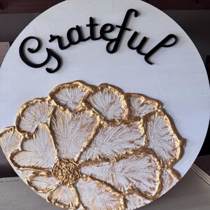 Arte mural texturizado terroso y elegante: pintura abstracta vertical de yeso en dorado y blanco, lienzo 3D neutro para decoración bohemia o moderna.