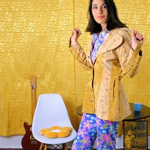 Veste Trench inspirée des années 60 en daim beige, années 70 Hippie Groovy Patchwork Trench en daim marron clair et beige, veste Mod des années 60