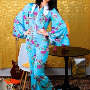 Ausgestellte Glockenärmel Blaues Blumenmuster 60er Jahre Stil Handgemachter Overall Groovy Hippie 70er Boho Großer weißer Kragen Strampler