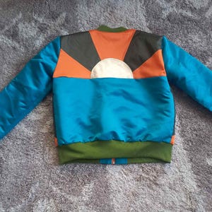 Chaqueta bomber glamurosa de los años 70 con inspiración vintage de The Sun is Rising