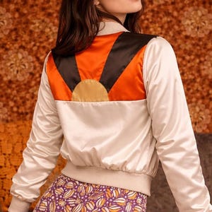 Op de afbeelding: Een rustiek houten bord met de tekst "Welcome to our home" in witte letters. Het bord heeft een verweerde afwerking en een eenvoudig, uitnodigend ontwerp, ideaal voor voordeurdecoratie.