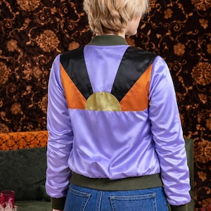Vintageinspirerad 70-tals satinbomberjacka, ljuslila färgglad soldesign