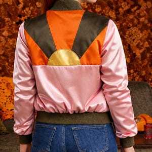 Chaqueta bomber de satén plateado de inspiración vintage de los años 70 con el sol saliendo