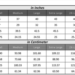 Op de afbeelding: Een tabel met de maten van damesjassen in inches en centimeters. De tabel bevat maten voor borst, taille, heupen en mouwlengte. De maten vari&euml;ren van extra klein tot 4XL.