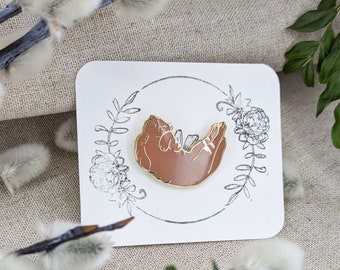 Gold sleepy cat badge pin