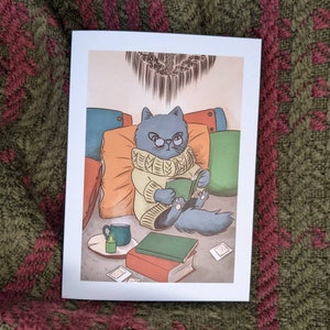 Lecture d'une carte de voeux de chat d'hiver