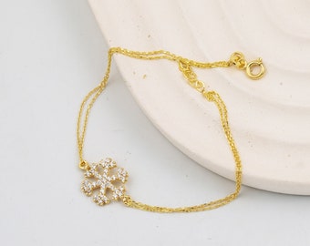 Gold Snowflake Bracelet, Winter jewelry,  Minimalist Gold Bracelet, Dainty Snowflake Jewelry, Unique Jewelry for Women