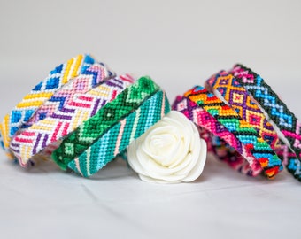 Brasilianische Armbänder – handgefertigte mehrfarbige Freundschaftsarmbänder – einzigartige Modelle