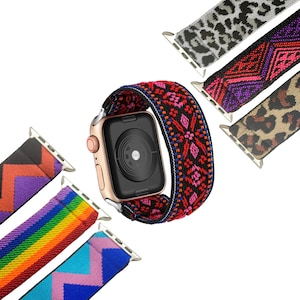 Può includere: Un set di cinturini per orologio colorati e con motivi per un Apple Watch. I cinturini sono realizzati in un materiale elastico e presentano una varietà di design, tra cui motivi geometrici, stampe animalier e strisce.