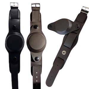 Puede incluir: Tres correas de reloj de cuero con hebillas metálicas. Las correas son marrones y negras. Las correas tienen una pieza metálica redonda y plana en la parte delantera.