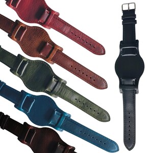 Puede incluir: Cinco correas de reloj de cuero de diferentes colores con una correa de reloj de cuero negro en el lado derecho de la imagen.