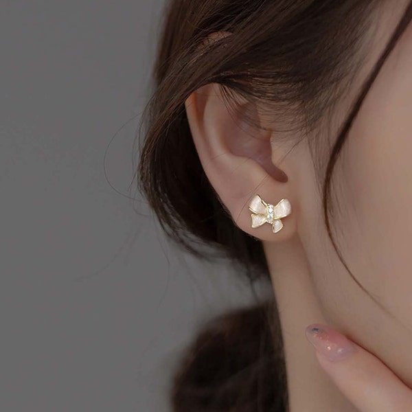 Gold Bow Earrings main image 0