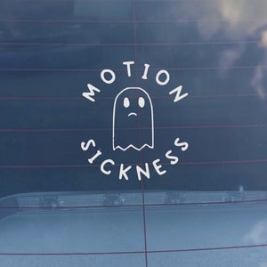 Puede incluir: Pegatina de vinilo blanco con un fantasma y el texto "MOTION SICKNESS" en un círculo.