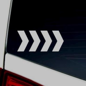 Può includere: Quattro frecce bianche a chevron che puntano a destra. Le frecce sono disposte in fila, con le punte delle frecce rivolte nella stessa direzione.