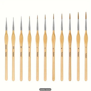 Puede incluir: Conjunto de once pinceles con mangos de madera y viroles de metal plateado. Los pinceles están etiquetados con números del 00000 al 7. El texto "Yutiars" está impreso en cada mango de pincel.