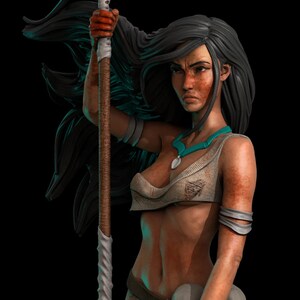 Puede incluir: Una mujer con el pelo largo y negro sostiene una lanza y dos cr&aacute;neos. Lleva una correa de cuero marr&oacute;n alrededor de la cintura y un collar turquesa. Su rostro est&aacute; pintado con marcas rojas y marrones.