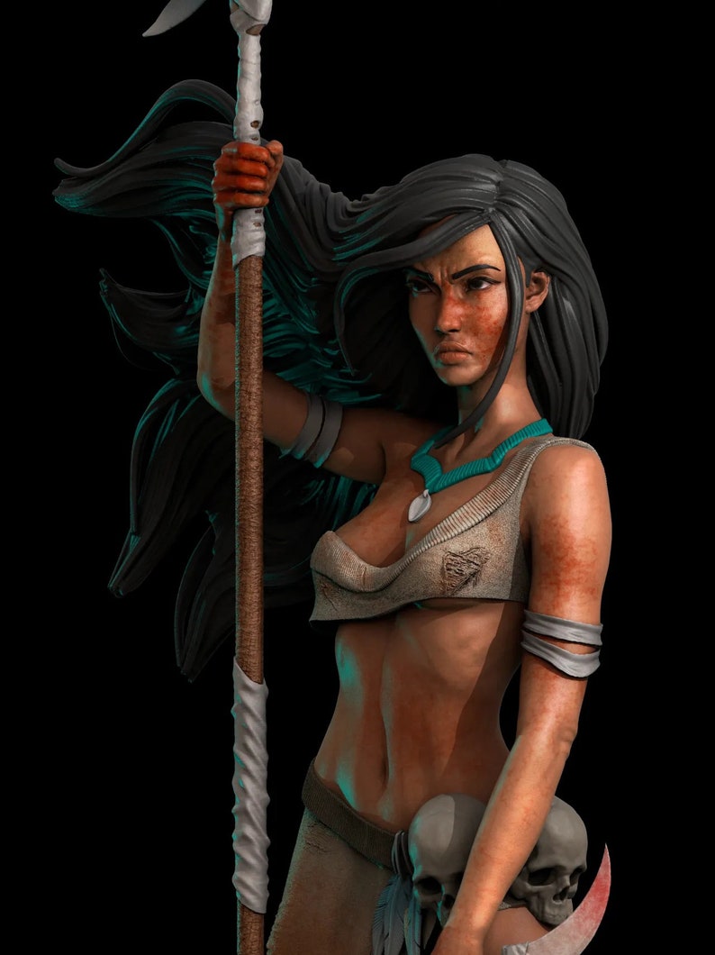 Puede incluir: Una mujer con el pelo largo y negro sostiene una lanza y dos cr&aacute;neos. Lleva una correa de cuero marr&oacute;n alrededor de la cintura y un collar turquesa. Su rostro est&aacute; pintado con marcas rojas y marrones.