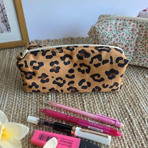 Handgemaakt etui van stof met luipaardprint – ideaal als schooltas, pennenetui of make-uptas.