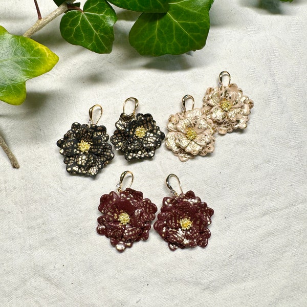 Boucle d'oreille fleur, pâte polymère et feuilles d’or